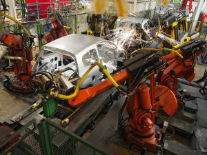 robot fabricando un vehículo